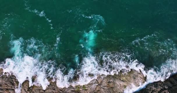 놀라운 아름다운 아름다운 섬에서 바다를 공중에서 내려다본 각도로 — 비디오