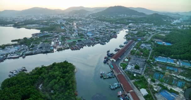 Fantastisk Utsikt Segelbåtar Och Fiskebåtar Andra Vattenskotrar Hamnen Phuket Thailand — Stockvideo