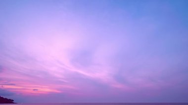 Güzel 4K Zaman atlaması Majestic gündoğumu ya da gün batımı bulutları gökyüzü manzarası, doğanın inanılmaz renkli ışığı gökyüzü arkaplanı