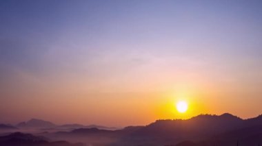 Güzel 4K Zaman atlaması Majestic gündoğumu ya da gün batımı bulutları gökyüzü manzarası, doğanın inanılmaz renkli ışığı gökyüzü arkaplanı