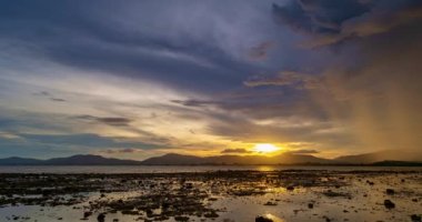 Güzel 4K Zaman atlaması Majestic gündoğumu ya da gün batımı bulutları gökyüzü manzarası, doğanın inanılmaz renkli ışığı gökyüzü arkaplanı