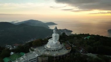Beyaz Mermer Büyük Buda Heykeli Tapınağı, Havadan Görüntüyü Kapat Büyük Buda Phuket Tayland 'daki dağların tepesinde, İnanılmaz gün batımı ya da deniz üzerinde gün doğumu gökyüzü