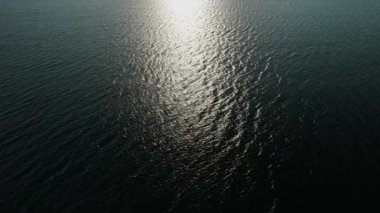 Okyanus yüzeyindeki kara bulutlar, inanılmaz karanlık deniz doğası.