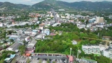 Phuket şehri Tayland 'ın güneşli bir günde Phuket City' nin güzel binası Phuket şehrinin hızlandırılmış görüntülerinin üst görüntüsü.