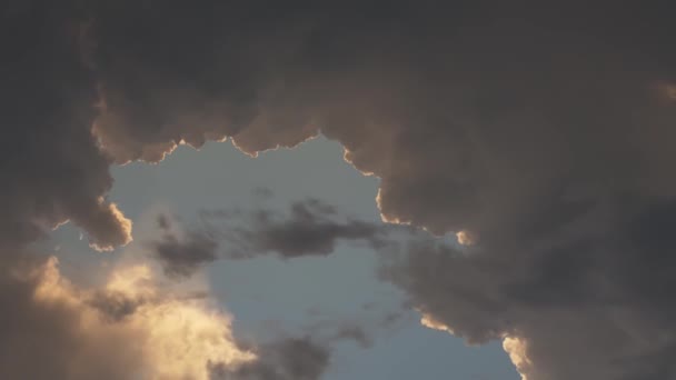 아름다운 몰하는 먹구름 스러운 자연의 배경의 — 비디오