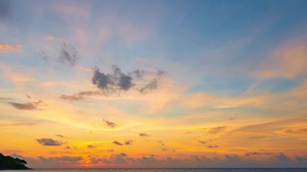 美しい4K雄大な日の出や日没の雲の時間経過空の風景 自然のカラフルな光の雲の背景 — ストック動画