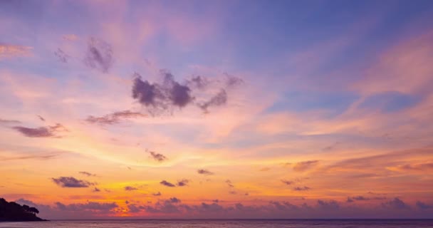 美丽的4K壮丽的日出或日落的时间消逝的云彩 令人惊奇的五彩斑斓的自然云彩的天空背景 — 图库视频影像