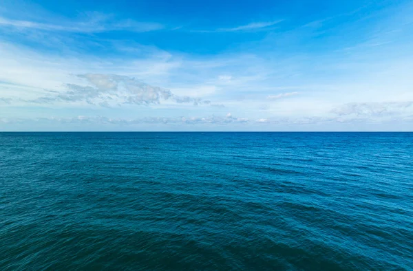 Luchtfoto Van Een Blauwe Zee Oppervlak Water Textuur Achtergrond Verbazingwekkende — Stockfoto