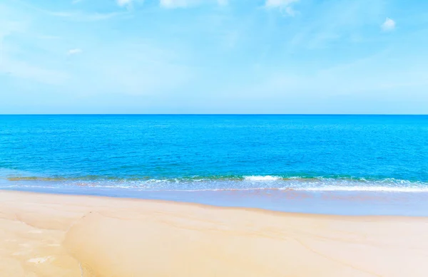 迷人的海浪冲击着沙滩 美丽的沙滩 大自然和旅行的背景 — 图库照片