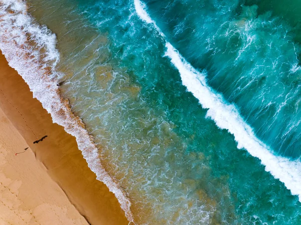 波の空中ビュービーチの砂の上に白い泡の波 トップビューのビーチの海の景色 素晴らしい自然海の背景 — ストック写真