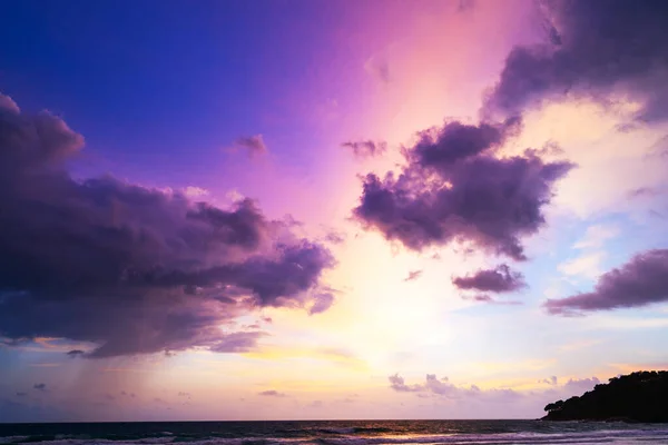 Красочное Небо Драматические Величественные Пейзажи Небо Удивительными Облаками Волнами Закате — стоковое фото