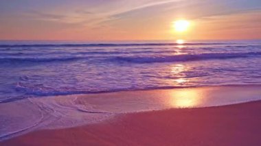 Gün batımında ya da gündoğumunda plaj videosu 4K 'de güneş ufka dokunur, kızıl gökyüzü altın saatinde inanılmaz deniz manzarası, okyanus sahili günbatımları, dönen bulutların içindeki güneş muhteşem doğal gün batımları.