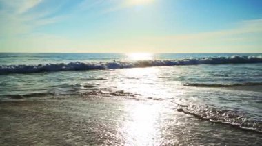 Yaz mevsiminde tropikal deniz manzarası Püket Tayland 'da Karon sahilinde kumlu kıyıya vuran dalgalar yaz mevsiminde güzel deniz, mavi gökyüzü arka planı