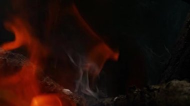 Yavaş Çekimde Ateş Yanar, Siyah Arkaplanda Ateş ve Duman