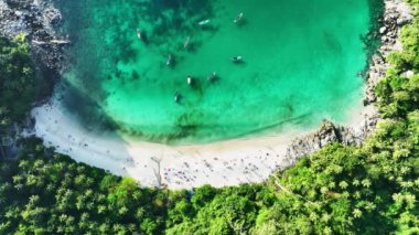Muhteşem deniz kıyıları kayalara çarpan güzel dalgalar, güzel Phuket Adası Tayland 'daki tropikal okyanus manzarası, yüksek açılı deniz manzarası