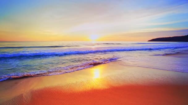 Gün Batımında Gündoğumunda Plaj Videosu Güneş Ufka Dokunur Kızıl Gökyüzü — Stok video