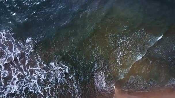 空中风景拍摄了大海中巨大的黑暗海浪冲撞的美丽质感 暴风雨中大海的高空风景镜头 飞行员拍摄了大海中白沫冲破浪花的场景 — 图库视频影像