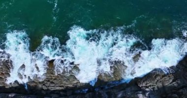 Muhteşem deniz kıyıları kayalara çarpan güzel dalgalar, güzel Phuket Adası Tayland 'daki tropikal okyanus manzarası, yüksek açılı deniz manzarası