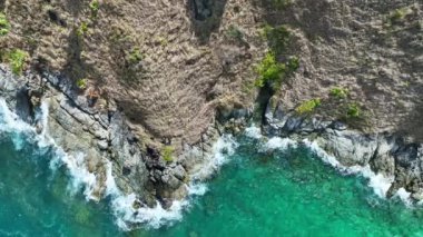 Muhteşem deniz kıyıları kayalara çarpan güzel dalgalar, güzel Phuket Adası Tayland 'daki tropikal okyanus manzarası, yüksek açılı deniz manzarası