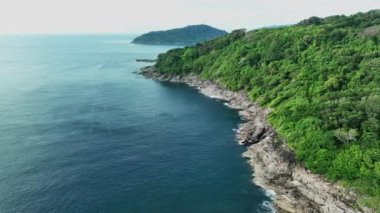 Muhteşem deniz kıyıları kayalara çarpan güzel dalgalar, güzel Phuket Adası Tayland 'daki tropikal okyanus manzarası, yüksek açılı deniz manzarası