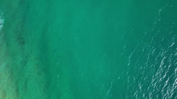 Vista Aérea Superficie Del Océano Oscuro Increíbles Olas Estrellándose Océano — Vídeos de Stock