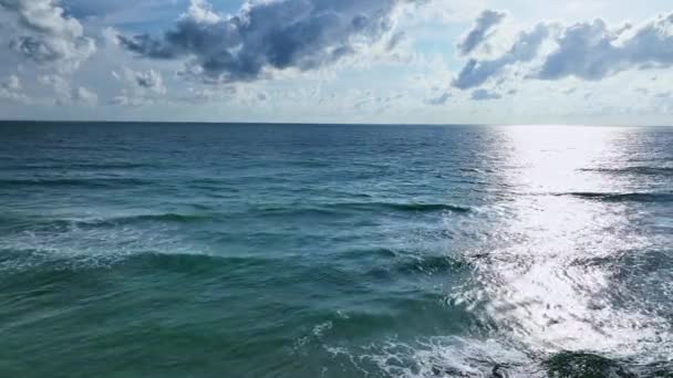 Aerial View Sötét Tenger Óceán Felszíne Csodálatos Hullámok Összeomlik Óceánban — Stock videók