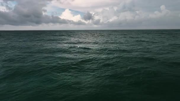 Flygfoto Mörka Havet Yta Fantastiska Vågor Kraschar Havet Mörka Havet — Stockvideo