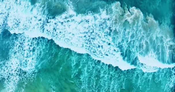 Niesamowite Ciemne Morze Plaża Piankami Fali Oceanicznej Piękne Fale Rozbijają — Wideo stockowe