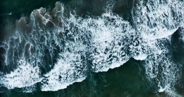 Niesamowite Ciemne Morze Plaża Piankami Fali Oceanicznej Piękne Fale Rozbijają — Wideo stockowe