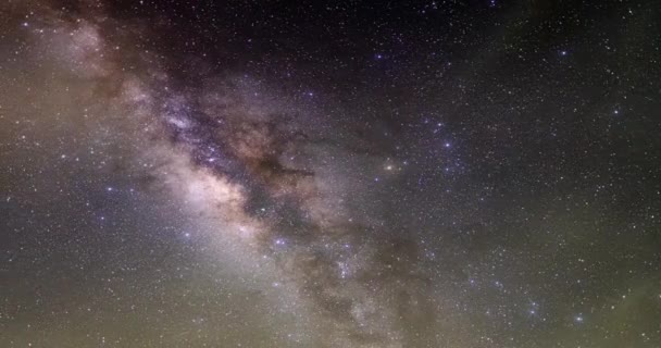 时光飞逝的银河之星 恒星时光飞逝 银河在夜空中穿行 夜空中的黑暗天空 银河银河 4K高品质 神奇的夜空 — 图库视频影像