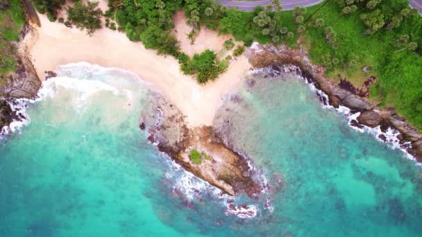 Erstaunliche Küste Schöne Wellen Die Auf Felsen Krachen Luftaufnahme Des — Stockvideo