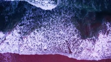 Deniz yüzeyinin üzerinde renkli gün batımı veya gün doğumu, açık denizde uçan hava aracı, su yüzeyinde güneşin güzel ışığını yansıtıyor, okyanus üzerinde gün batımı, deniz yazı ve seyahat tatili kavramı.