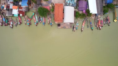 Balıkçı köyünün hava manzarası. Balıkçı tekneleri ve Maytani Tayland 'daki rıhtımın çatısının manzarası. yüksek açı görünümü