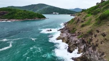 Karanlık bir denizde, deniz yüzeyindeki kayalara vuran dalgalar, çarpan inanılmaz deniz dalgaları.