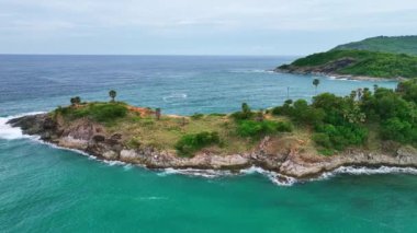 Okyanustaki deniz kıyılarındaki kayaların tepesindeki hava aracı kamerası, güzel deniz yüzeyi.
