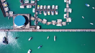 Yat ve yelkenli parkının havadan görüntüsü marina, ulaşım ve seyahat geçmişi Phuket Adası Tayland 'da yaz mevsiminde güzel deniz.