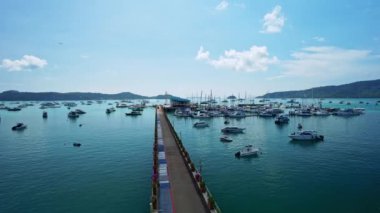 Yat ve yelkenli parkının havadan görüntüsü marina, ulaşım ve seyahat geçmişi Phuket Adası Tayland 'da yaz mevsiminde güzel deniz.