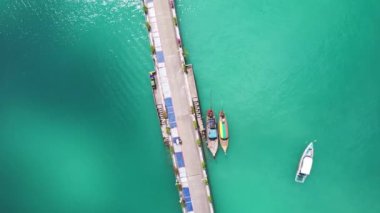 Yat ve yelkenli parkının havadan görüntüsü marina, ulaşım ve seyahat geçmişi Phuket Adası Tayland 'da yaz mevsiminde güzel deniz.