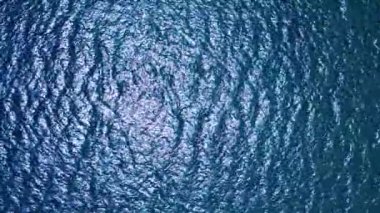 Üst Manzara Güzel deniz yaz manzarası, dalgalar deniz suyu yüzeyi, yüksek kaliteli video görüntüsü, Deniz Okyanusu arka planı