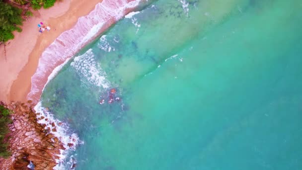 美丽的海浪拍打在岩石上 美丽的泰国普吉岛上热带海洋的空中景观 高角度的海景背景 — 图库视频影像