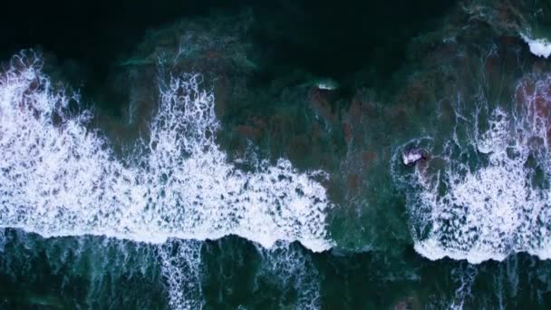 美丽的夏季海景 波浪的海面高质量的视频鸟瞰 — 图库视频影像