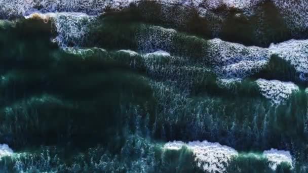 暗い海 海の表面 驚くべき海の波の海岸岩の上を流れる空中ビュークラッシュ波がクラッシュ — ストック動画