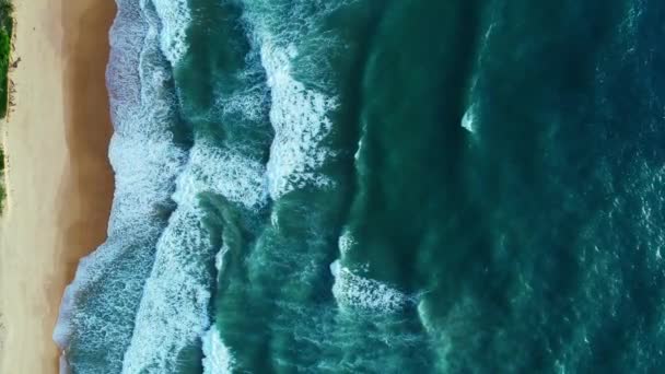 Widok Powietrza Rozbijające Się Fale Płynące Skałach Morskich Ciemnym Morzu — Wideo stockowe