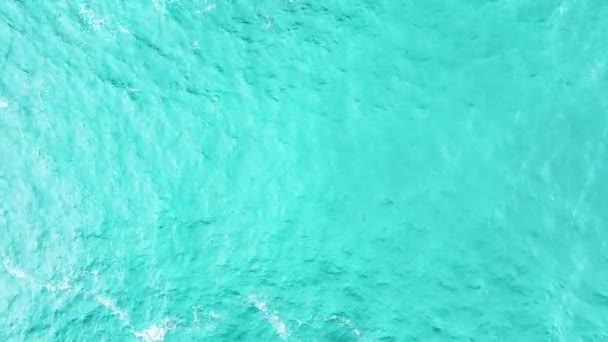 トップ表示美しい海の夏の風景 波の海の水の表面 高品質のビデオ鳥の目のビュー 海の背景 — ストック動画