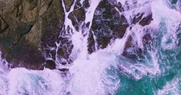 Karanlık Bir Denizde Deniz Yüzeyindeki Kayalara Vuran Dalgalar Kayalara Çarpan — Stok video