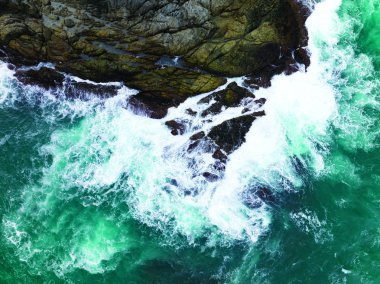 Deniz manzarası, kayalara çarpan dalgaların kuş bakışı fotoğrafı güzel su yüzeyi dokusu, karanlık deniz arka planı, güzel doğa deniz manzarası, inanılmaz deniz manzarası.