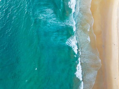 Deniz yüzeyi hava manzarası, çarpan dalgaların kuş bakışı fotoğrafı ve su yüzeyi dokusu, karanlık deniz arka planı, güzel doğa deniz manzarası, inanılmaz bir deniz manzarası.