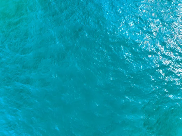 自然海面航景 鸟瞰绿松石波和水表面质感的照片 蓝色的海背景美丽的大自然神奇的海背景 — 图库照片