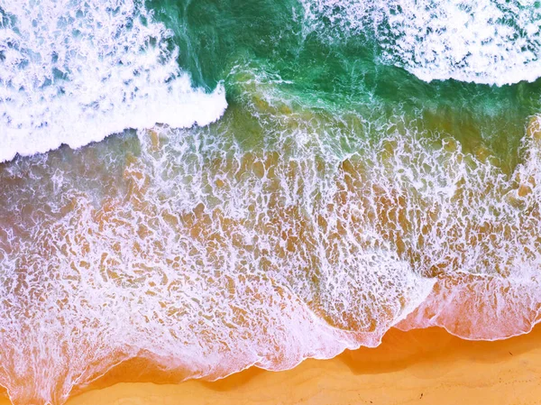 海面空の景色 鳥の目のビュー波砂の海岸のクラッシュの写真 海の水面の質感 海の背景 美しい自然景観 素晴らしいトップビューのビーチの背景 — ストック写真