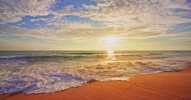 Deniz yüzeyindeki güneş ışığının yavaş çekimde yansıması, inanılmaz okyanus denizi.